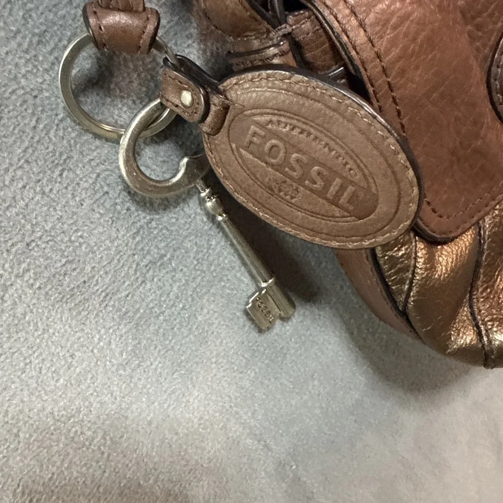 Y2K Fossil Maddox Turnlock Crossbody Bag in Soft Brown Metallic Leather Hangtag